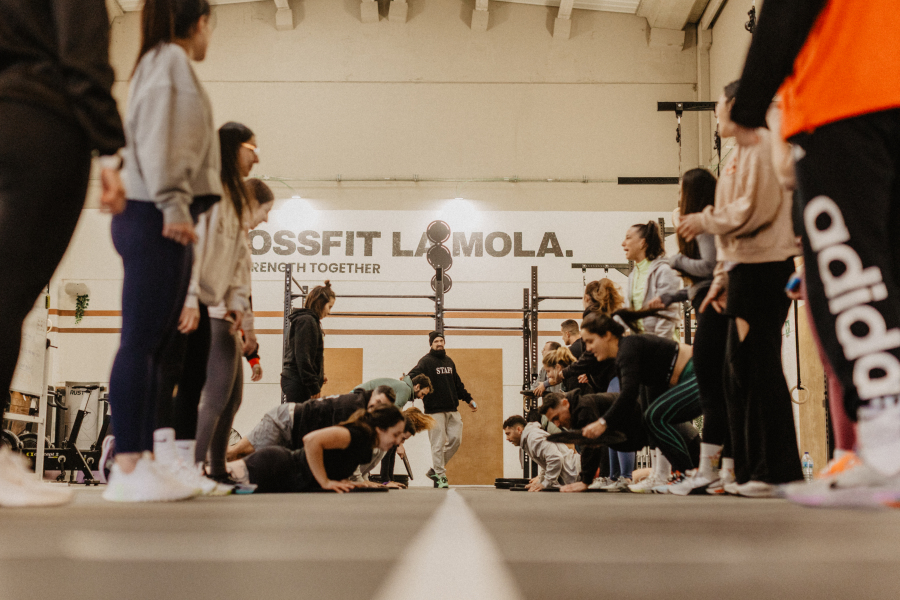 L'equip complet de CrossFit La Mola: coaches i atletes junts al box