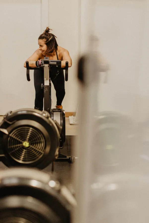 Atleta entrenant a la rower Concept2 durant classe Abs and Cals