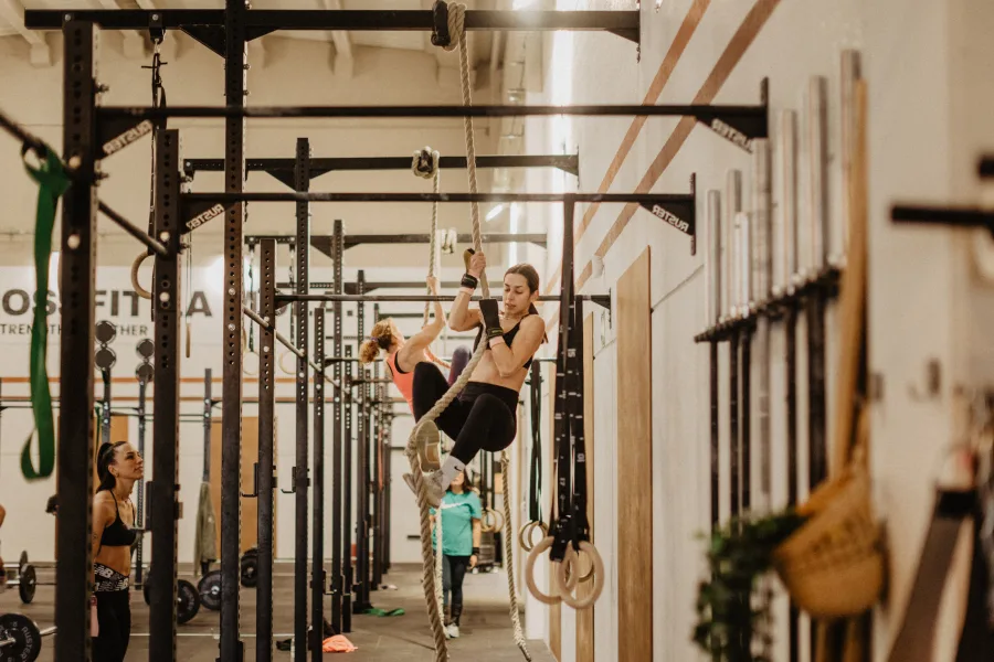 Atletes fent rope climb durant classe de Bodyweight Lab