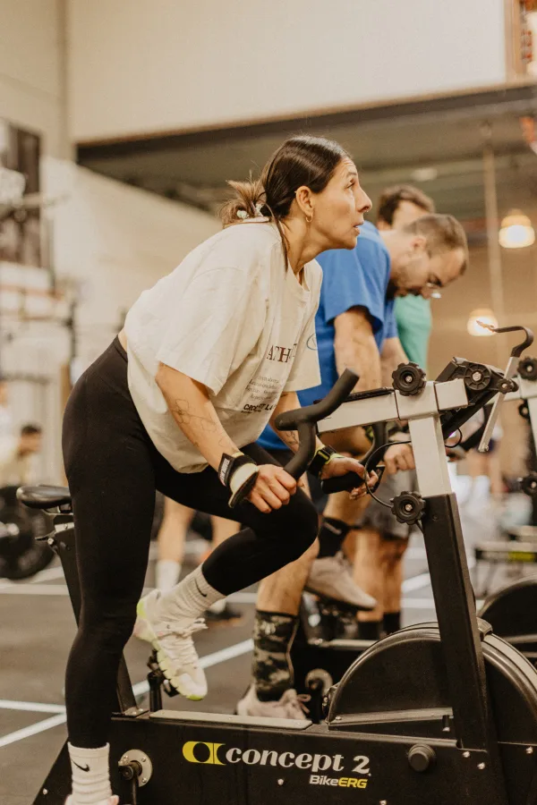 Atletes entrenant a la Concept2 BikeERG durant classe Hybrid Club