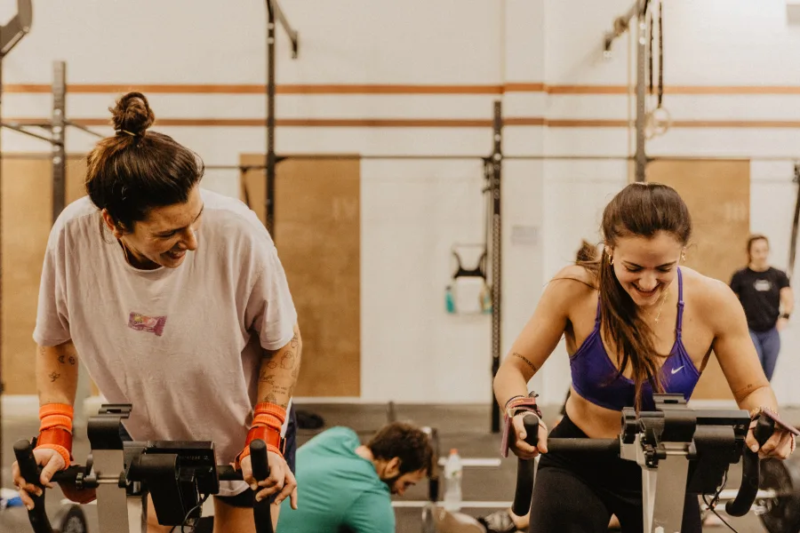 Tres atletes celebrant després d'un entrenament intens