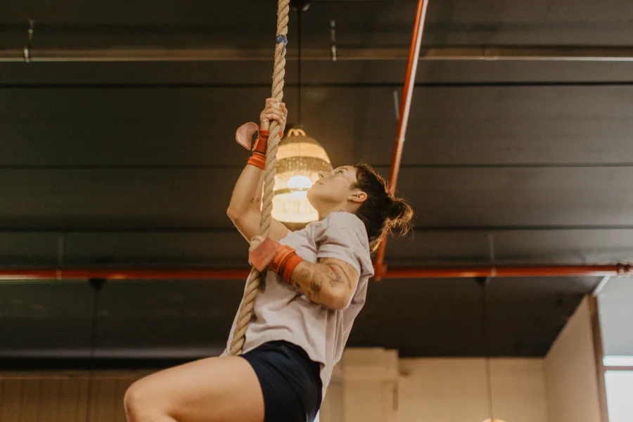 Atleta fent ring muscle-ups durant el WOD