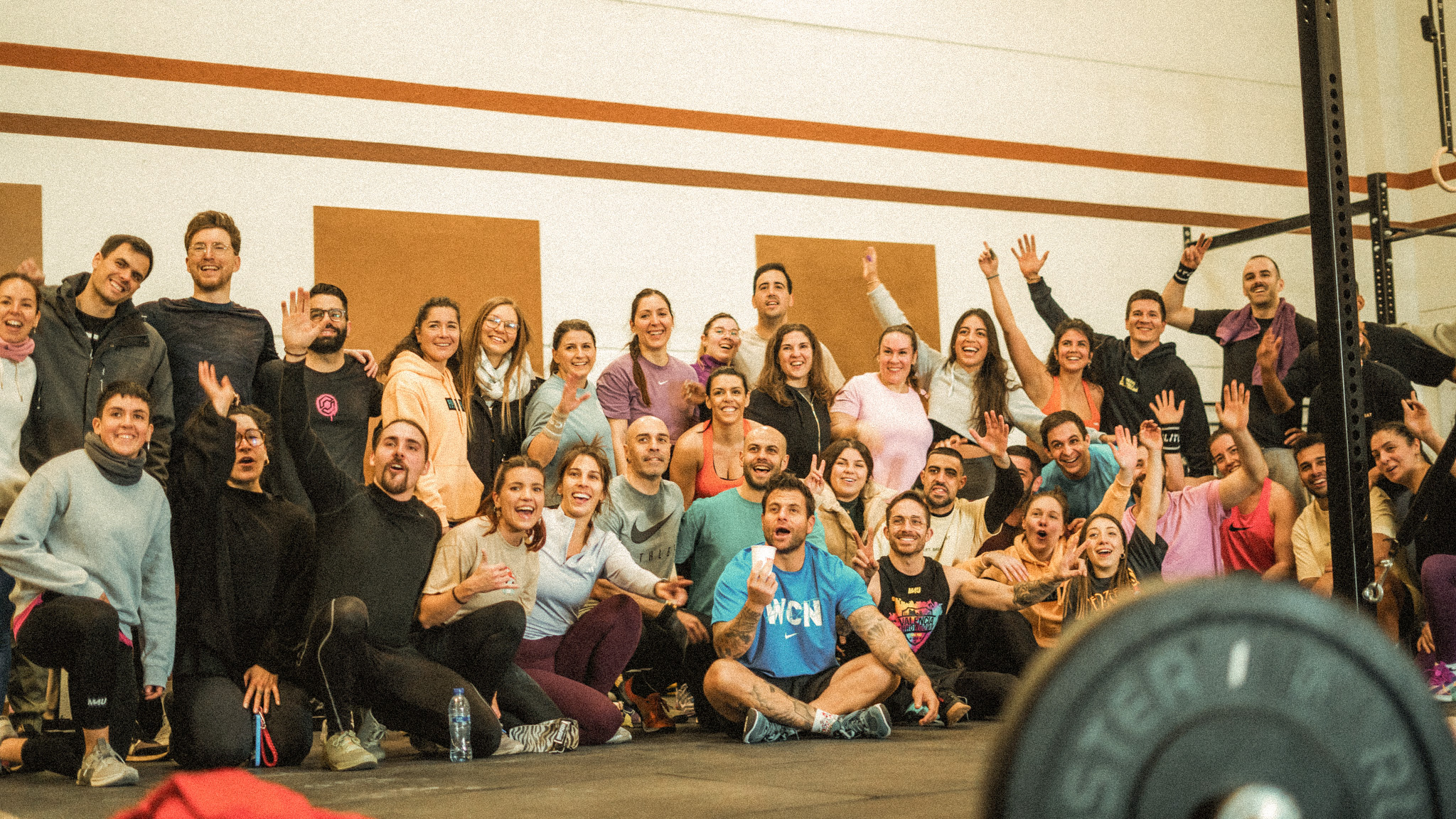 Grup ampli d'atletes posant junts al box