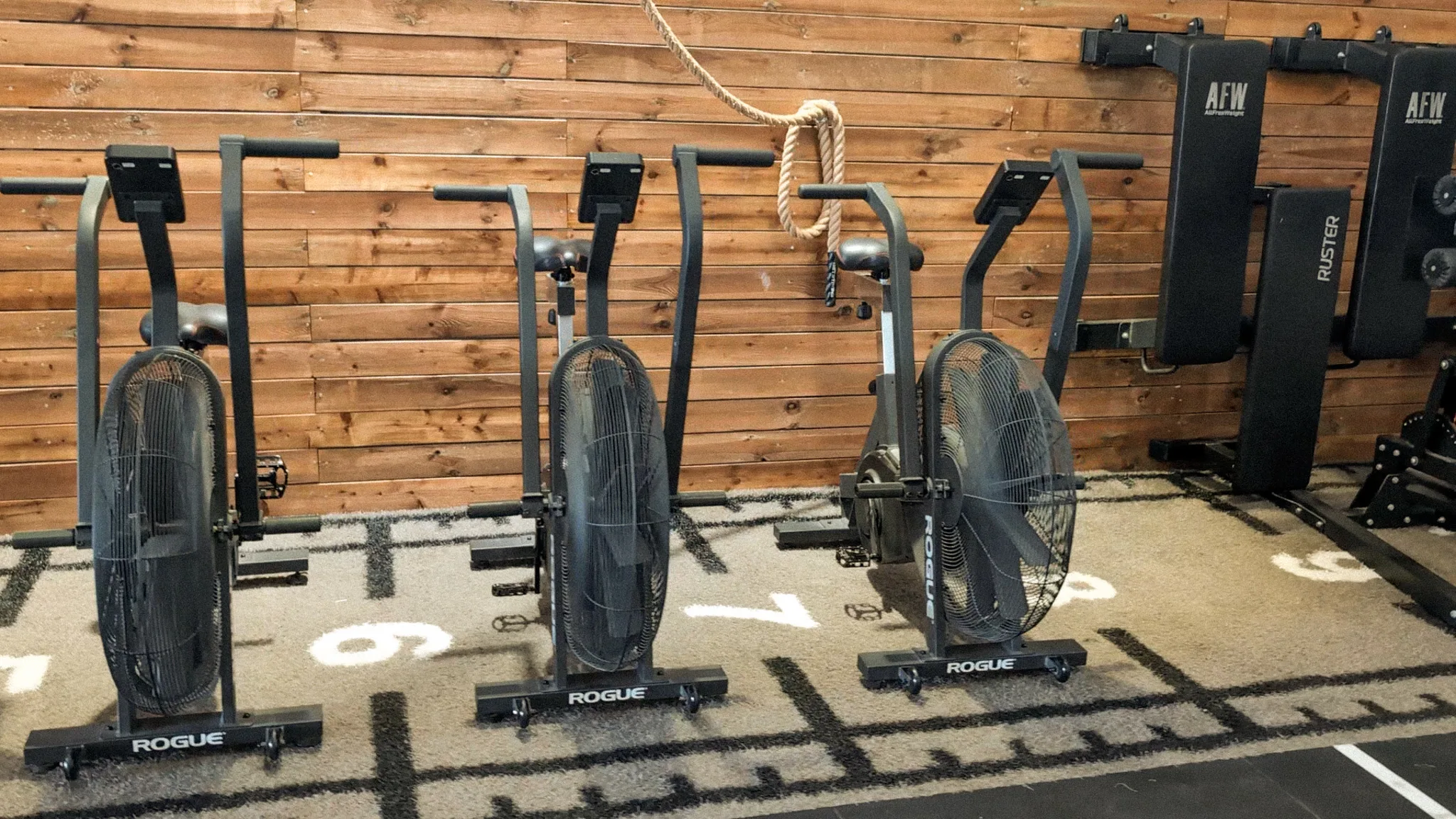 Zona cardio amb Echo Bikes Rogue i Ski Ergs