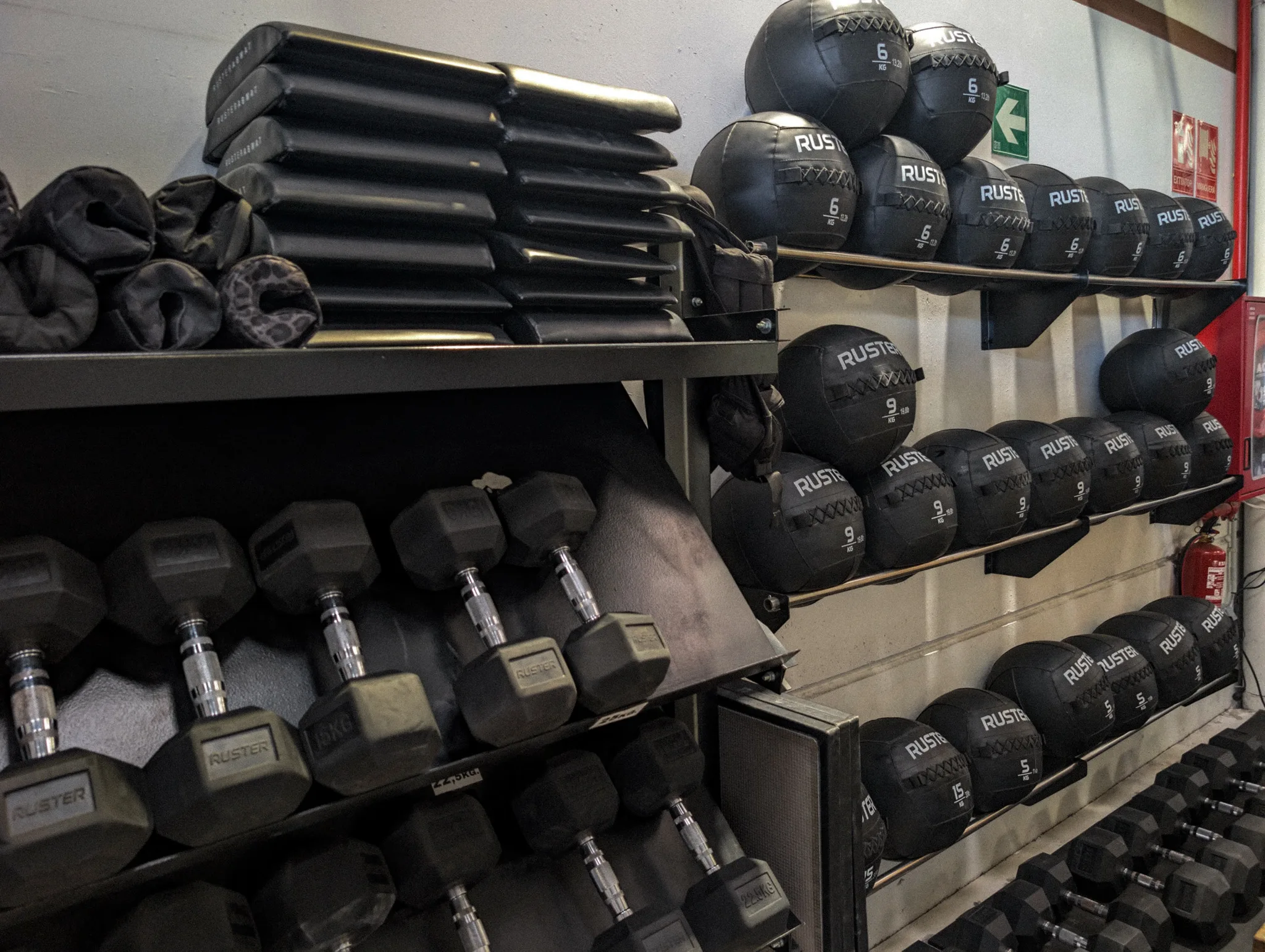 Rack d'equipament amb dumbells, wallballs i sandbags Ruster