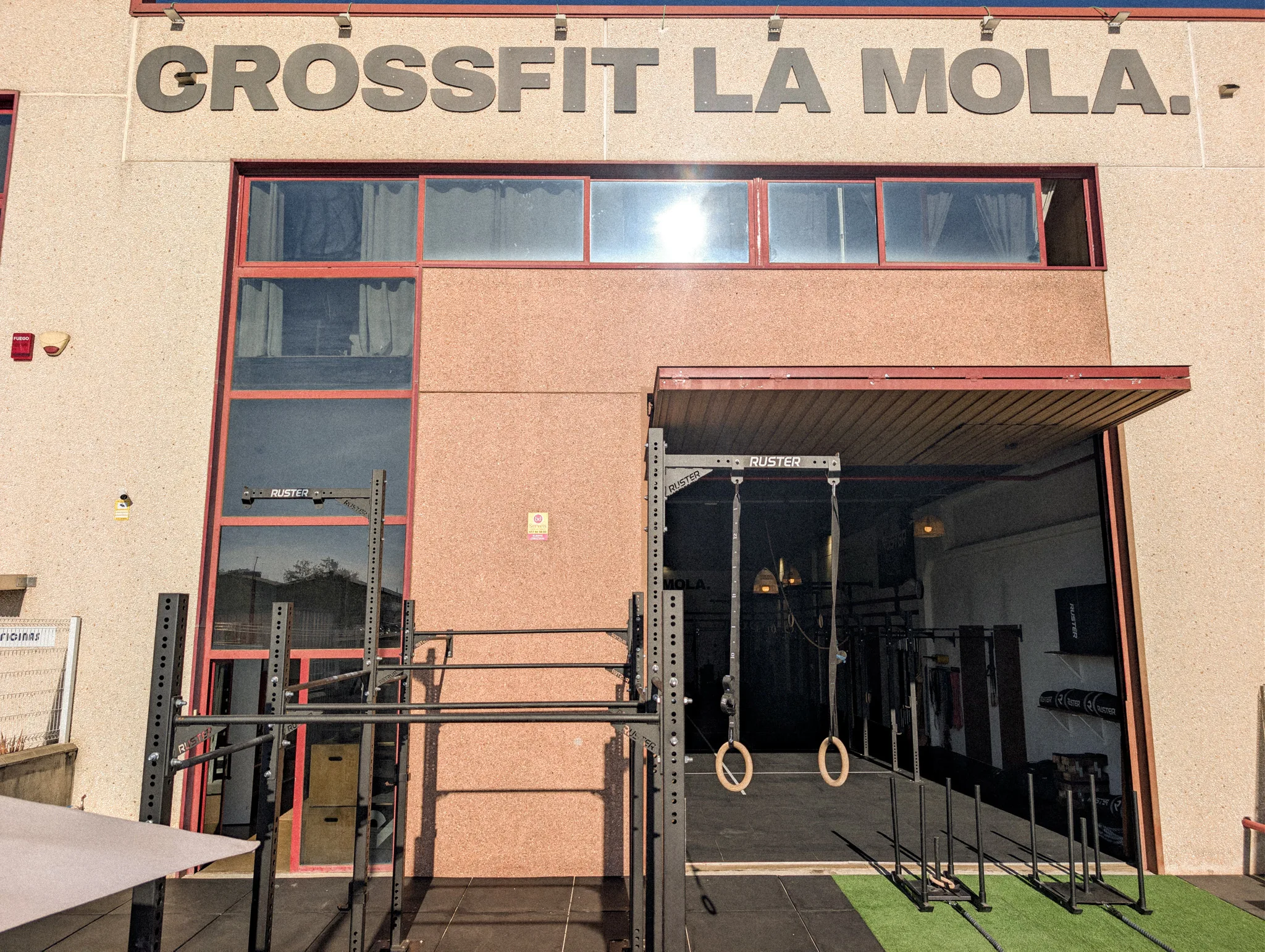 Façana exterior de CrossFit La Mola amb rètol