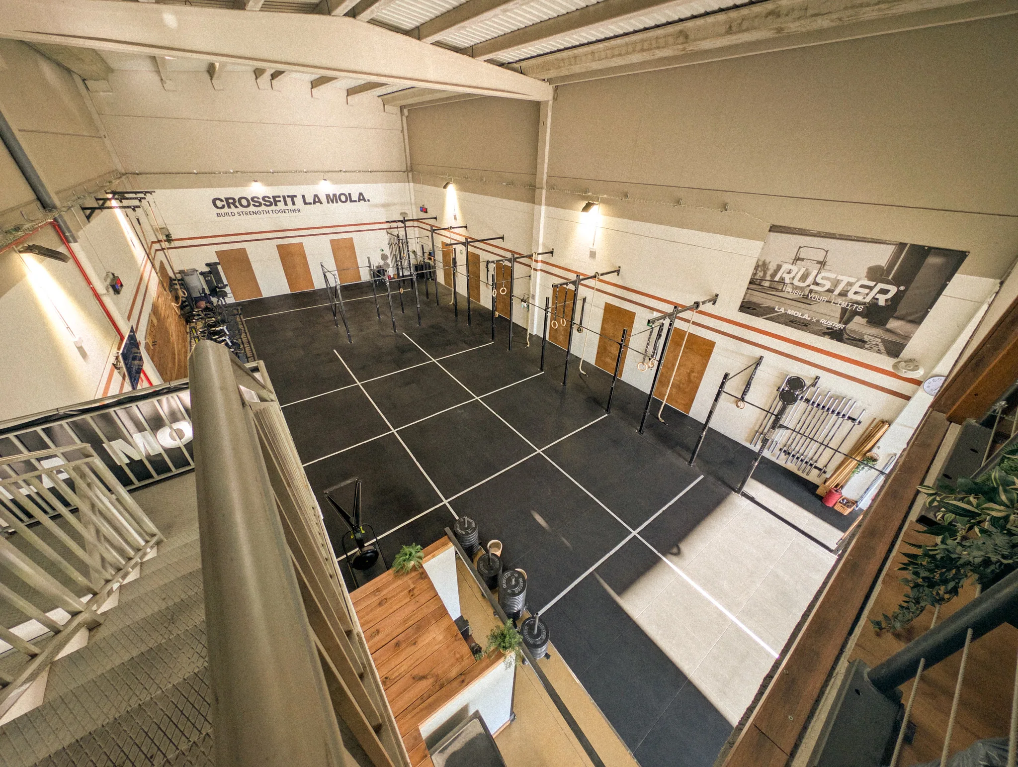 Vista aèria de la zona WOD principal de CrossFit La Mola amb rig de 15 places