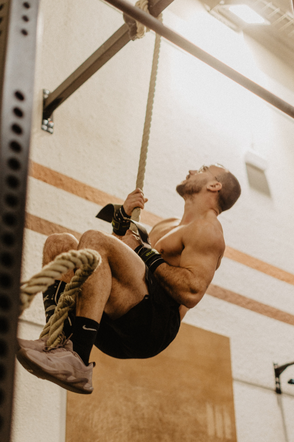 Atleta fent rope climb a CrossFit La Mola, com pujar La Mola pas a pas
